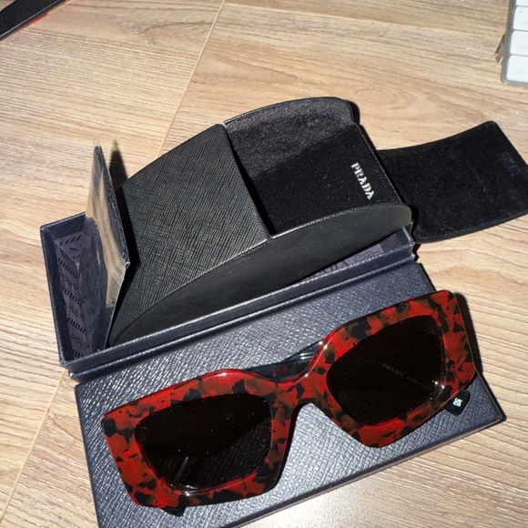 Prada Sunglasses Women (PR 15YS Sunglasses) - Picture 4 of 9
